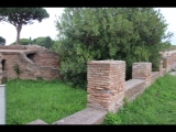 08084 ostia - regio v - insula ii - terme del filosofo (v,ii,6-7) - raum (26) - portikus - bli ri nordosten ri raum 25 - hof.jpg